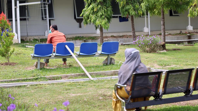 Pasien corona yang menjalani perawatan di RSUDZA Banda Aceh sedang berjemur di halaman depan ruang pinere, Selasa (24/8/2021). Foto: Suparta/acehkini