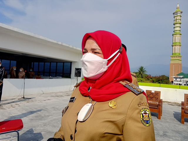 Wali Kota Bandar Lampung Eva Dwiana saat diwawancarai awak media, Senin (30/8) | Foto : Sidik Aryono/Lampung Geh