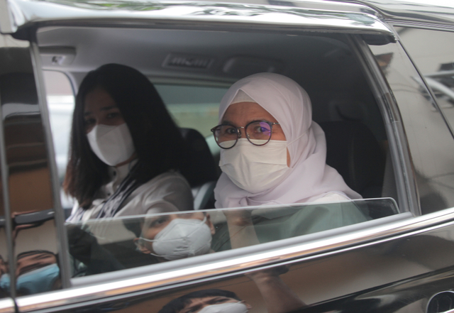 Wakil Ketua KPK Lili Pintauli Siregar berada dalam Mobil usai Sidang Etik di Jakarta, Senin (30/8). Foto: Reno Esnir/ANTARA FOTO