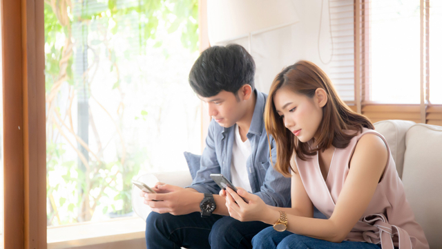 Ilustrasi pasangan sibuk dengan smartphone. Foto: Shutterstock
