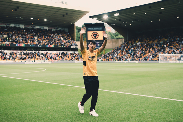 Perkenalan Hwang Hee-Chan saat laga Wolves vs Manschester United.(TWITTER.COM/WOLVES)