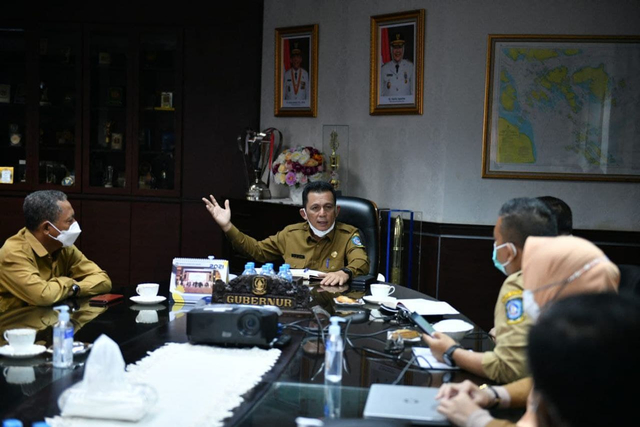 Gubernur Kepri, Ansar Ahmad melakukan rapat pembahasan bantuan Covid-19 di Kepri. (Foto: Sutana/Batamnews)