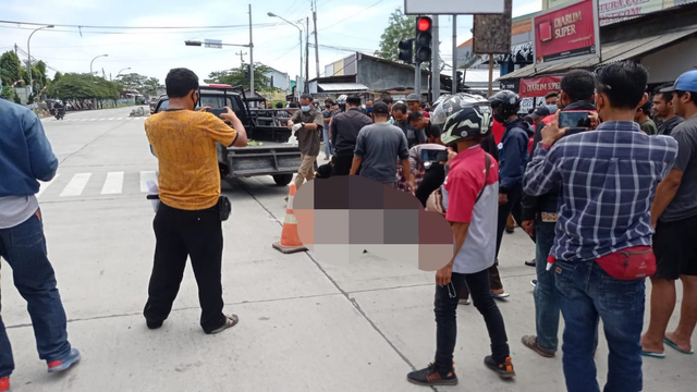 Pemotor meninggal dunia setelah tertabrak Travel di perempatan terminal bumiayu, Selasa (30/8/21). (Foto: Istimewa)