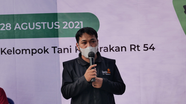 Eka Yuhendri Wakil Sekretaris Lazismu Wilayah DIY sedang memberikan peresmian program pemberdyaan Lingkungan.