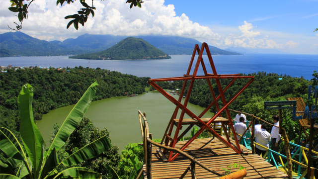 Pemandangan Danau Ngade di Ternate dengan latar pulau Maitara, Tidore kepulauan, Maluku Utara. Foto: Faris Bobero/cermat