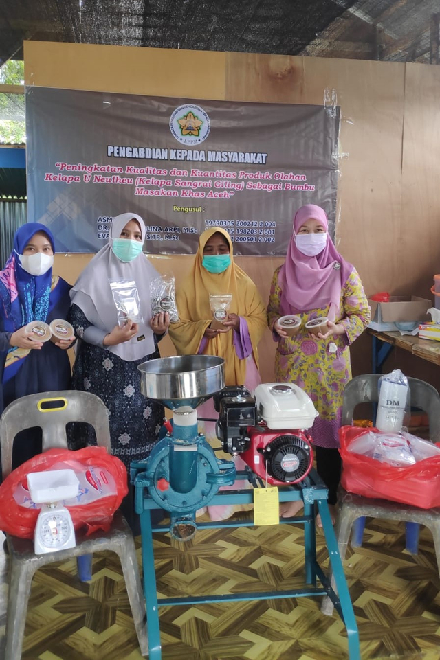 Dosen Teknologi Hasil Pertanian Universitas Syiah Kuala (USK) Aceh melatih usaha kecil mengemas bumbu masakan khas Aceh u neulheue atau kelapa sangrai giling biar menarik. Foto: Dok. Pribadi