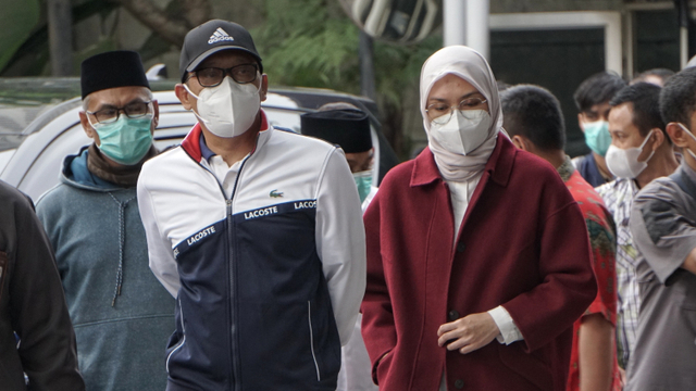 Bupati Probolinggo Puput Tantriana Sari dan Anggota DPR RI Hasan Aminuddin tiba untuk menjalani pemeriksaan di Gedung KPK, Jakarta, Senin (30/8).  Foto: Jamal Ramadhan/kumparan