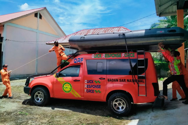 Personel SAR bersiap melakukan pencarian nelayan Nagan Raya yang hilang usai perahu yang ditumpanginya terhempas gelombang tinggi, Senin (30/8). Foto: Dok. SAR Meulaboh
