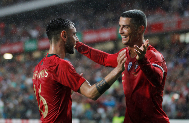 Bruno Fernandes dan Cristiano Ronaldo bersama Timnas Portugal. Foto: Rafael Marchante/Reuters