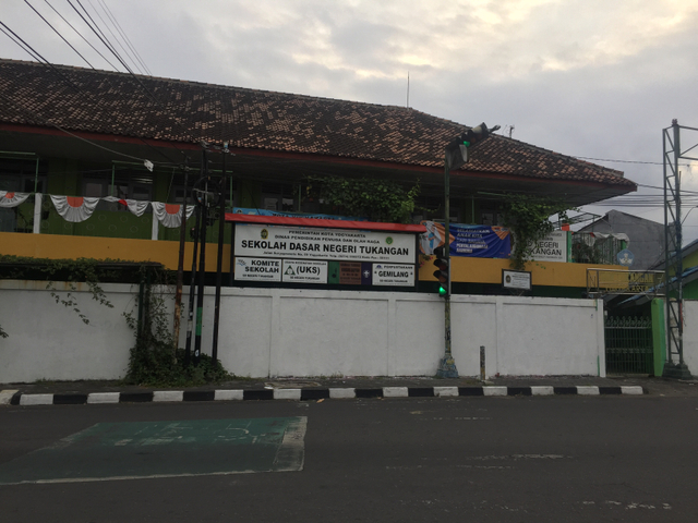 Tembok SD Tukangan, Kota Yogyakarta telah bersih kembali setelah sebelumnya penuh coretan kritik kepada pemerintah.  Foto: Arfiansyah Panji Purnandaru/kumparan