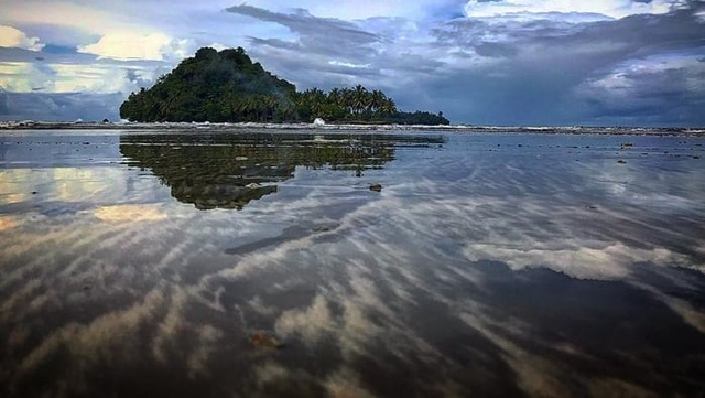 Objek wisata Pantai Air Manis Padang. Foto: instagram @panggahsa