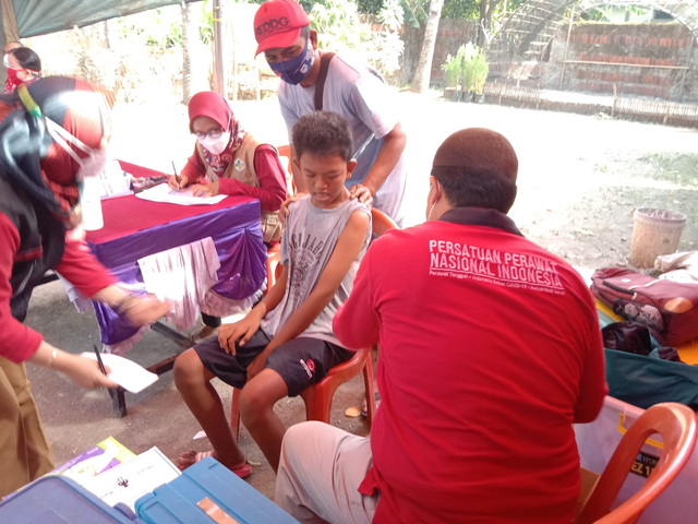 Suasanan pelaksanaan vaksinasi COVID-19 khusus untuk anak jalanan dan ODGJ yang digelar Komunitas Kirik Nguyuh di Majalengka. FOTO: Erick Disy/CIREMAITODAY
