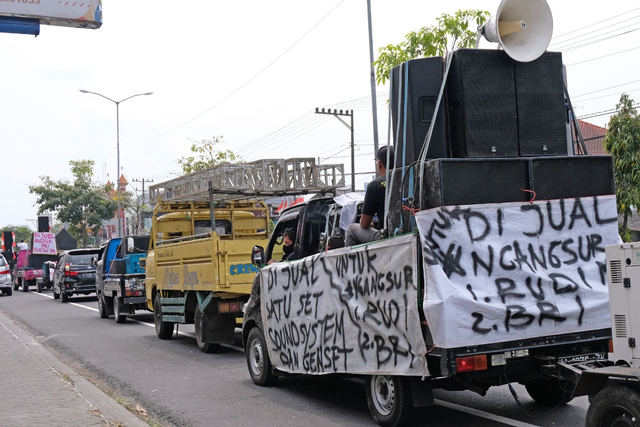 Pengusaha sound system di Kabupaten Magelang menggelar aksi pawai keliling, lantaran sepi tanggapan sejak pandemi COVID-19. Aksi keprihatinan ini dilakukan Senin, (30/8/2021). Foto: istimewa.