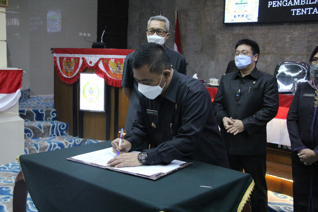 Wali Kota Cirebon, Nashrudin Azis menandatangani berita acara Rapat Paripurna bersama DPRD Kota Cirebon. FOTO: Anastasya/CIREMAITODAY