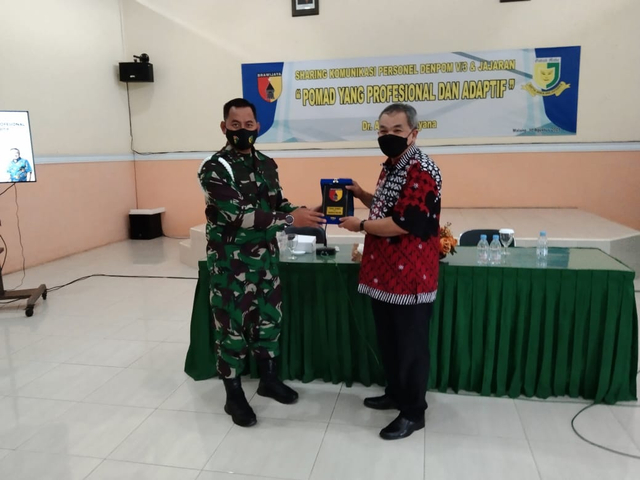 Komandan Denpom V/3 Malang, CPM Yudho Ari Irawan  saat memberikan penghargaan pada Dr Aqua Dwipayana. foto: Rizal Adhi.