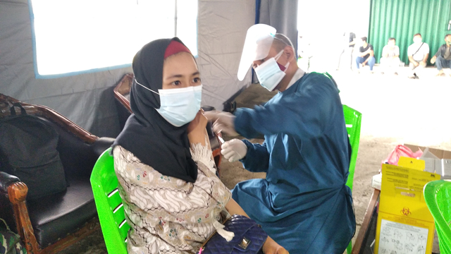 Ira Maya, ketika mendapatkan vaksin di pos penyekatan, Kota Jambi. (Foto: M sobar Alfahri)