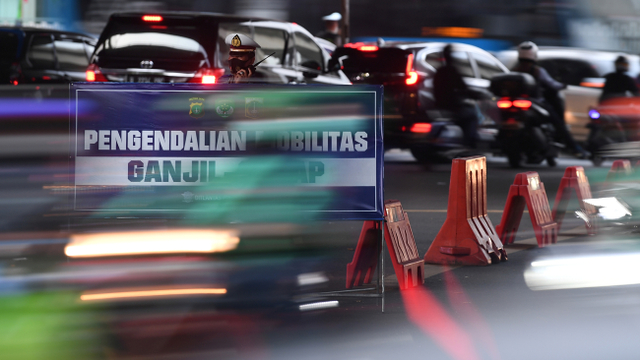 Polisi berjaga di pos pengendalian mobilitas ganjil-genap kendaraan, Jalan Terusan HR Rasuna Said, Jakarta Selatan, Senin (30/8/2021). Foto: Sigid Kurniawan/ANTARA FOTO