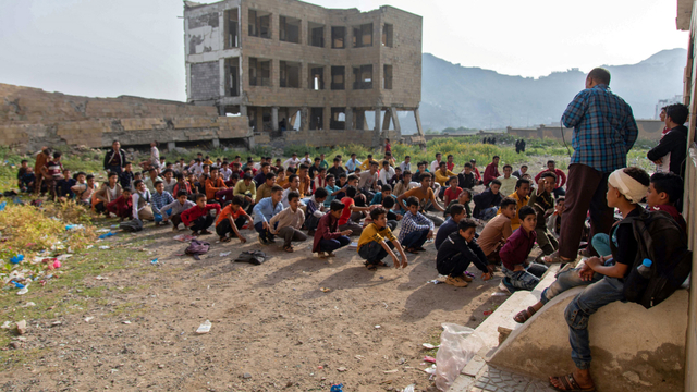 Siswa menghadiri kelas di kompleks sekolah mereka yang hancur pada hari pertama tahun ajaran baru di kota Taez, Yaman, Senin (30/8). Foto: AHMAD AL-BASHA/AFP