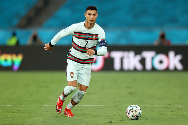 Ronaldo menjadi top skorer Liga Italia musim lalu dengan catatan mentereng, yakni 27 gol. Pola makan dan cara menjalani hidup menjadi dua hal penting yang membantu megabintang asal Portugal itu untuk tetap bugar. Foto: Alexander Hassenstein/Getty Images