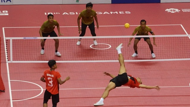 Sepak takraw merupakan salah satu olahraga dan permainan bola kecil. Sumber: kumparan