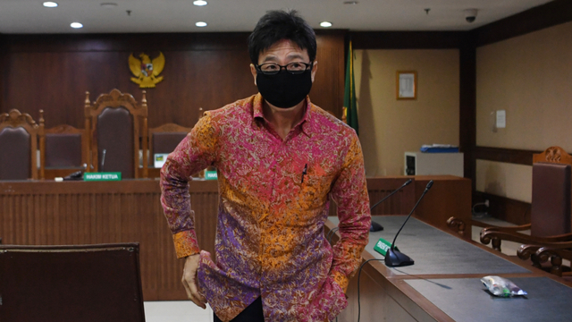 Pemilik PT Borneo Lumbung Energi & Metal Samin Tan usai menjalani sidang pembacaan putusan di Pengadilan Tipikor, Jakarta, Senin (30/8/2021). Foto: Hafidz Mubarak A/ANTARA FOTO