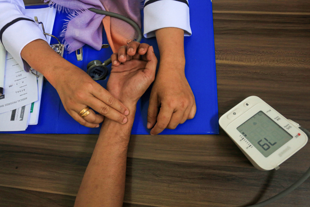 Dokter memeriksa kesehatan korban penyalahgunaan narkotika yang menjalani rehabilitasi di Pusat Perawatan dan Pemulihan Adiksi Yayasan Generasi Emas Aceh (GEMA) di Desa Tibang, Kecamatan Syiah Kuala, Banda Aceh, Aceh, Senin (21/6). Foto: Syifa Yulinas/ANTARA FOTO
