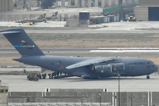 Evakuasi tentara Amerika Serikat dari bandara di Kabul, Afghanistan, Senin (30/8/2021). Foto: Aamir Qureshi/AFP