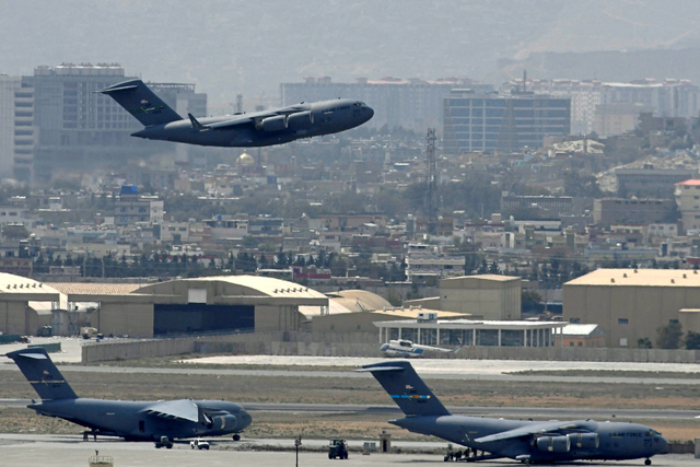 Evakuasi tentara Amerika Serikat dari bandara di Kabul, Afghanistan, Senin (30/8/2021). Foto: Aamir Qureshi/AFP