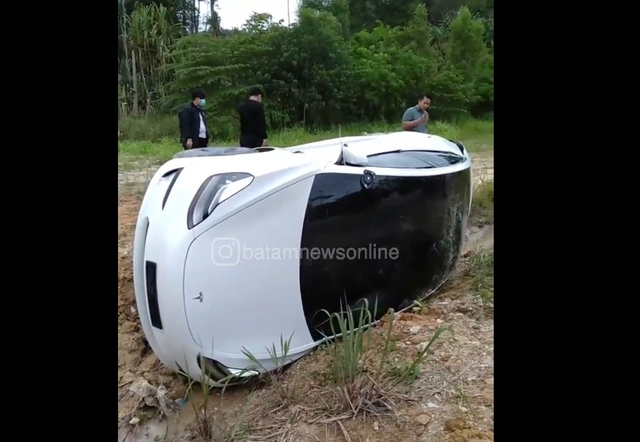 Mobil Tesla terguling di Batuaji, Batam