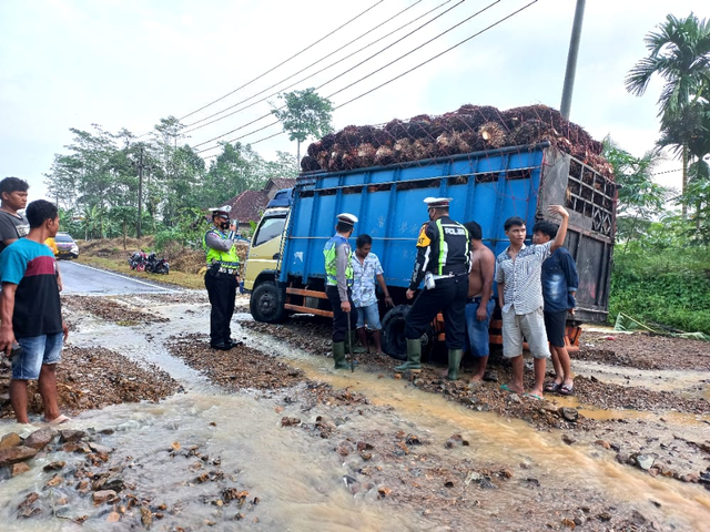 Longsor di Tanggamus, Sistem Buka Tutup Arus Lalu Lintas Diberlakukan (1)