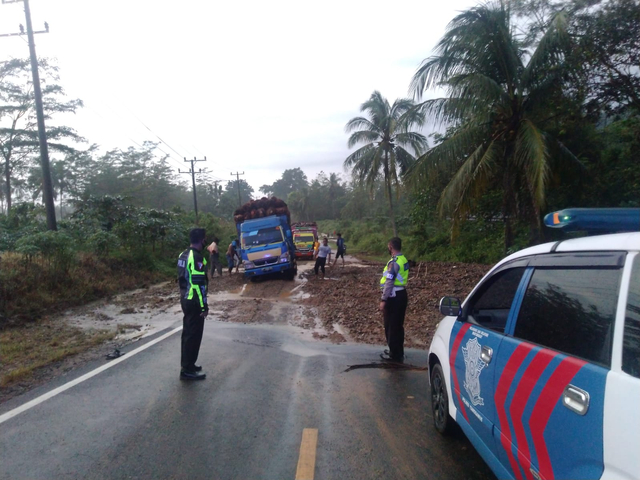 Longsor di Tanggamus, Sistem Buka Tutup Arus Lalu Lintas Diberlakukan (2)