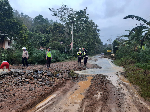 Longsor di Tanggamus, Sistem Buka Tutup Arus Lalu Lintas Diberlakukan (3)
