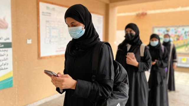 Pelajar sekolah menengah di Arab Saudi saat belajar offline. Foto: Twitter/@moe_gov_sa