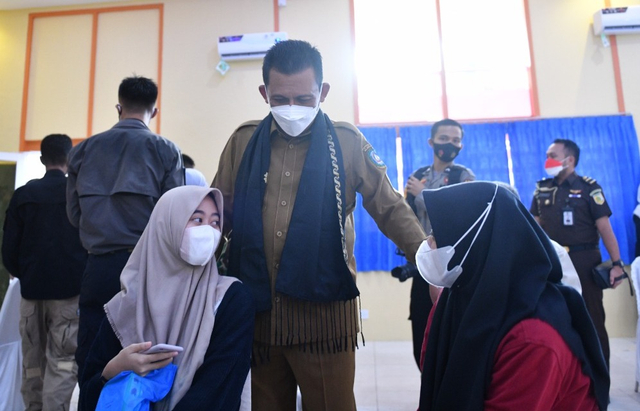 Gubernur Kepri, Ansar Ahmad, meninjau vaksinasi di SMAN 4 Tanjungpinang. Foto: Ismail/kepripedia.com