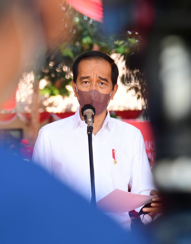 Presiden Jokowi memberi sambutan saat tinjau vaksinasi pelajar dan santri di SMA Beber, Cirebon, Jawa Barat. Foto: Muchlis Jr/Biro Pers Sekretariat Presiden