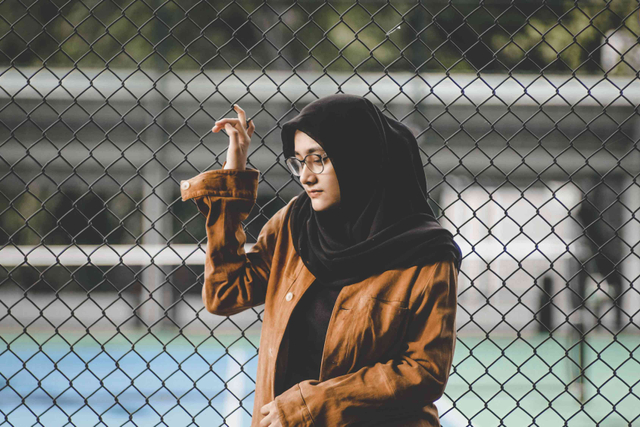 Ilustrasi baju coklat tua dengan jilbab, Sumber: unsplash