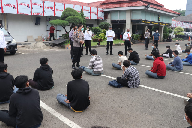 Puluhan Pelajar asal Jakarta dan Tangerang ditangkap polisi karena hendak tawuran. Foto: Dok. Istimewa