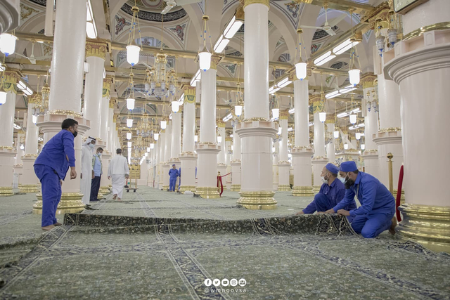 Karpet Masjid Nabawi, Madinah, lama diganti karpet baru, 30 Agustus 2021.  Foto: Twitter/@wmngovsa