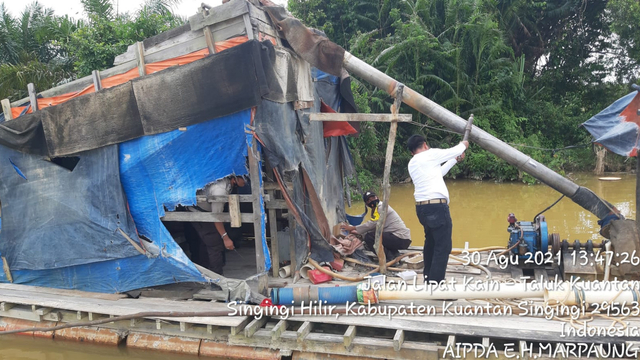 POLISI memeriksa rakit yang digunakan oleh para penambang di Sungai Singingin, Singingi Hilir, Kabupaten Kuantan Singingi (Kuansing) Riau, Senin (30/8/2021). 