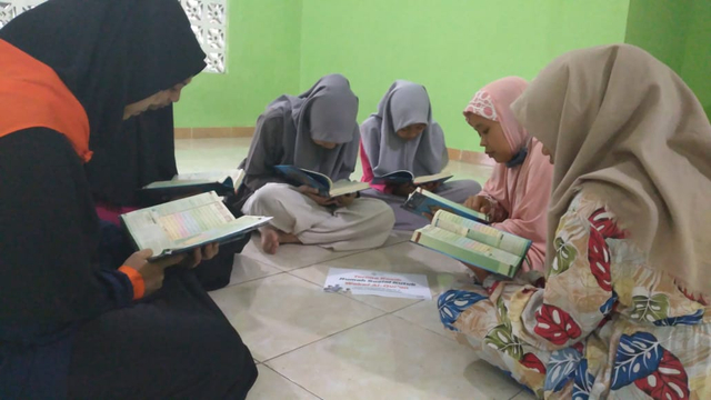 Relawan Rumah Sosial Kutub Belajar Bersama Santri. Foto: Dok. Rumah Sosial Kutub