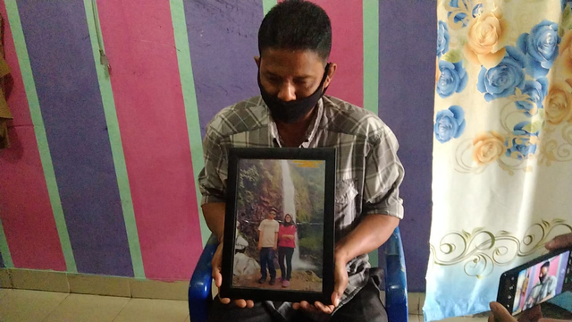 Agusni, Ayah dari Yogi Andrean salah seorang ABK KM EMJ 7 yang hilang kontak saat menunjukkan foto Anaknya. | Foto: Bella Sardio/ Lampung Geh