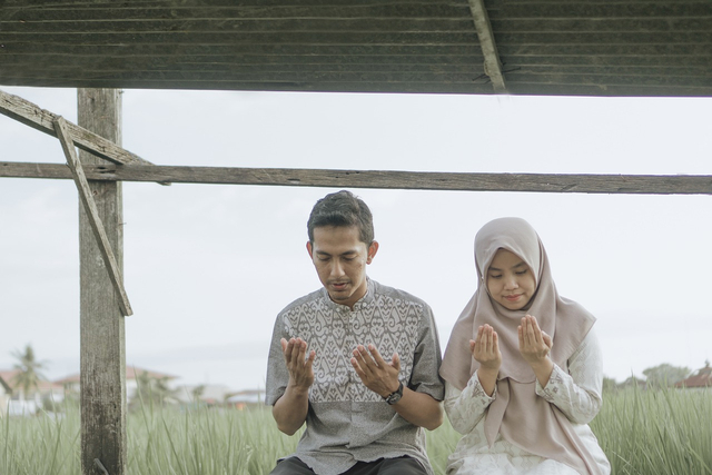 Sholat dan doa sebelum berhubungan suami istri. Foto: dok. https://pixabay.com/