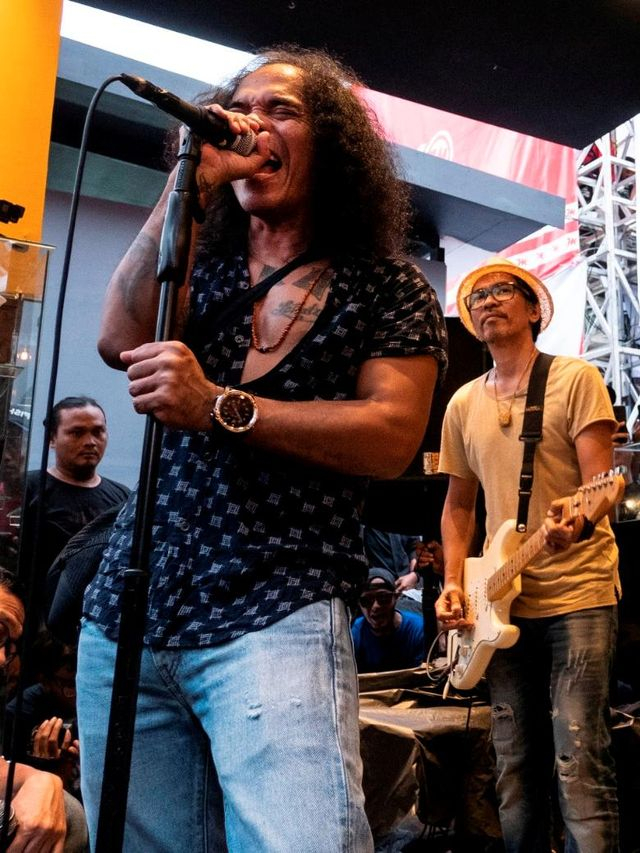 Grup musik Slank tampil menghibur pengunjung saat peluncuran Box Set bertajuk "Slanking Forever" di Plaza Tenggara GBK, Senayan, Jakarta, Kamis (26/12/2019). Foto: ANTARA FOTO/Dhemas Reviyanto