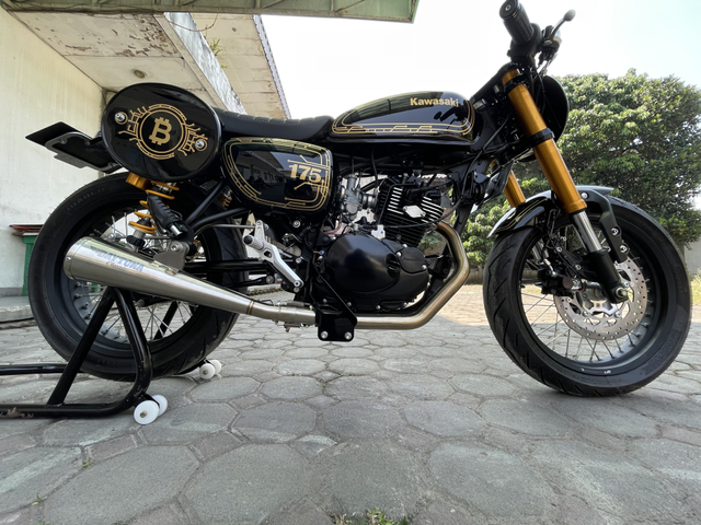 Saat Kawasaki W175 Dimodif dengan Tema Bitcoin (16110)