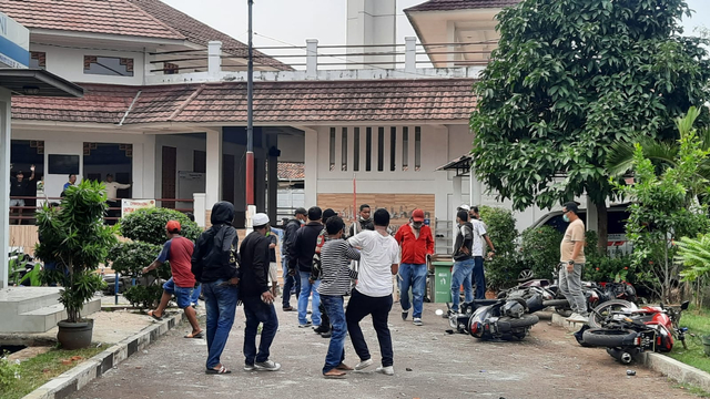 Dua kelompok ormas bentrok di halaman kampus Universitas Krisnadwipayana Kota Bekasi, Selasa (31/8). Foto: Dok. Istimewa