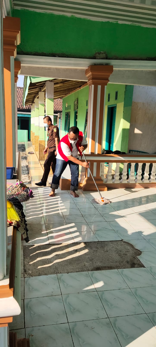 Wakil Bupati Lampung Tengah dr Ardito Wijaya saat melakukan sanksi administrasi yang diputuskan PN Gunung Sugih, Lampung Tengah. | Foto: Ist