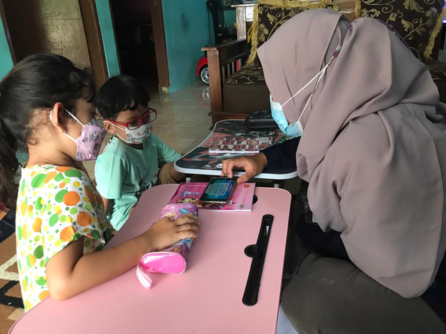 Dokumentasi kegiatan Risha Nanda Nur (kanan) bersama siswa TKIT Alif Kids, Bekasi.