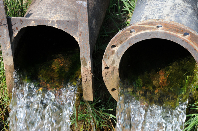 https://pixabay.com/photos/tube-drainage-fluent-rust-lapping-493086/