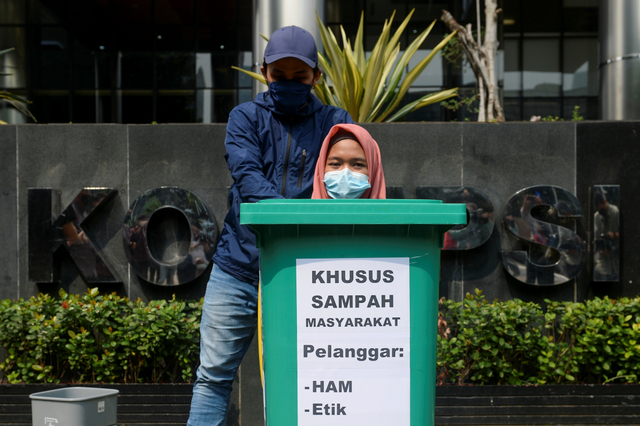 Massa aksi yang tergabung dalam Koalisi Masyarakat Sipil Antikorupsi melakukan aksi teatrikal di depan gedung KPK, Jakarta, Selasa (31/8/2021). Foto: M Risyal Hidayat/ANTARA FOTO