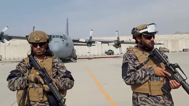 Pasukan Taliban berjaga sehari setelah penarikan pasukan AS dari Bandara Internasional Hamid Karzai di Kabul, Afghanistan, Selasa (31/8). Foto: Stringer/REUTERS